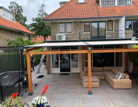 Verzo zonwering gemonteerd op een houten frame
